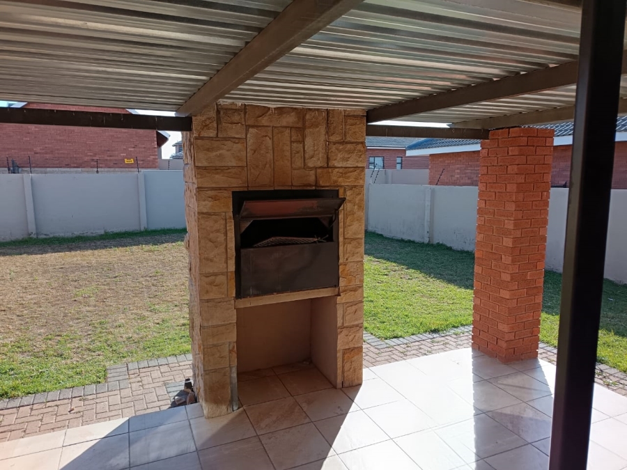To Let 3 Bedroom Property for Rent in Hillside Free State